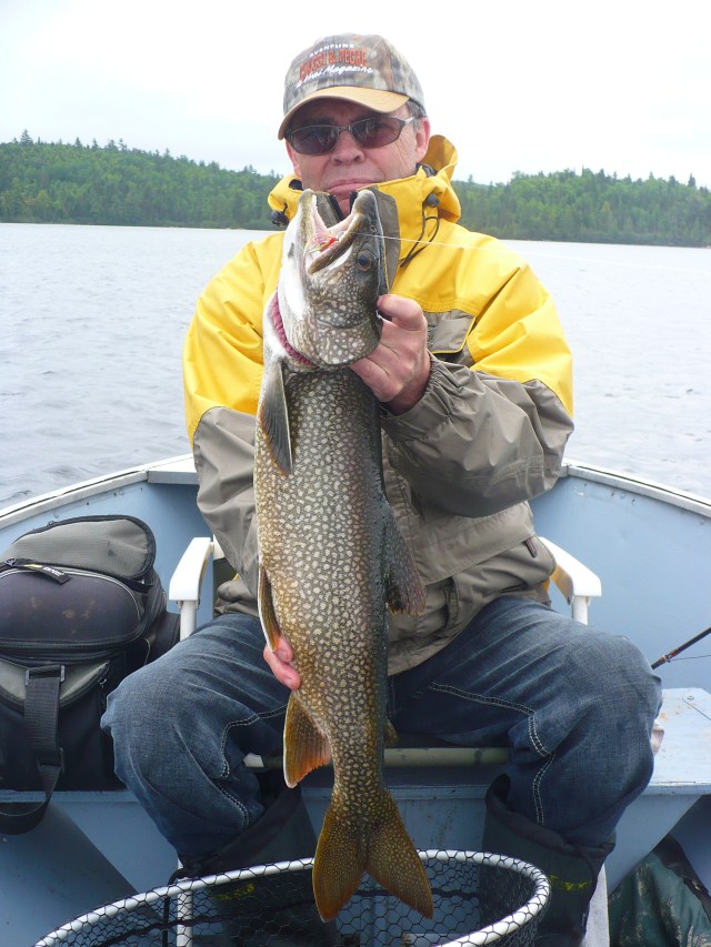 Guy Cormier avec une belle truite grise capturé avec une Myriam tandem